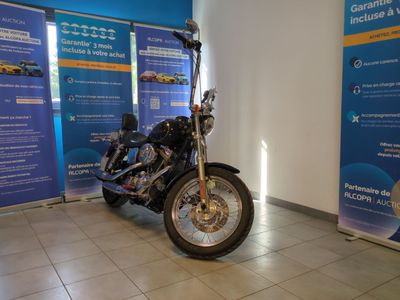 une moto garée dans un showroom