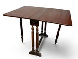 une image représentant une table en bois sur laquelle sont posées deux feuilles