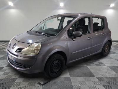 la photo d'une petite voiture argentée garée dans un garage