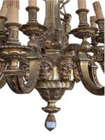Lustre en bronze doré à huit double bras de lumière, à riche… (photo 3)