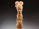 statue d'une femme tenant un bébé dans ses bras, posée sur une surface blanche