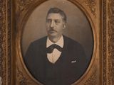 portrait d'un homme en smoking et nœud papillon, dans un cadre doré