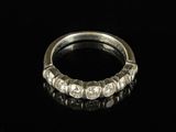 une image d'une bague en diamant sur une surface noire