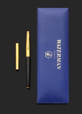 une boîte bleue sur laquelle sont représentés un stylo et un stylo noir