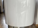 une lampe blanche posée sur une table