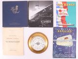 de nombreux livres et une horloge posés sur une table blanche