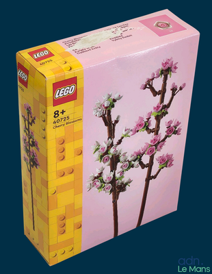 une boîte sur laquelle est représentée une fleur rose