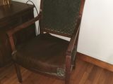 une chaise qui se trouve devant un bureau