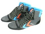 une paire de baskets montantes noires et bleues rehaussées de touches orange et bleues