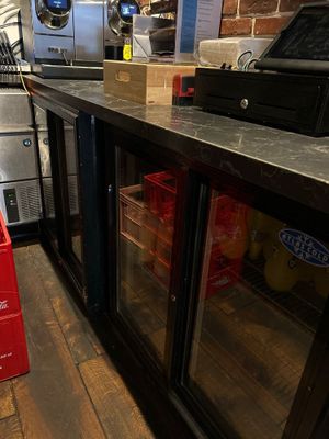 une boîte rouge posée devant un réfrigérateur dans une cuisine