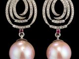 une paire de boucles d'oreilles en perles et diamants