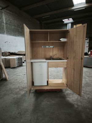 Lot de 172 mobiliers professionnel composé de : 22 kitchenet…