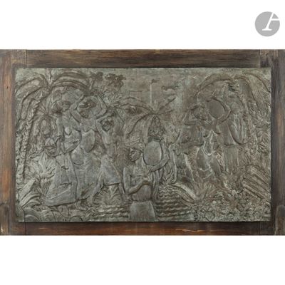 une photo d'une plaque métallique sur laquelle figure l'image d'un groupe de personnes