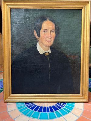 portrait d'un homme vêtu d'un manteau noir et d'une chemise à col blanc