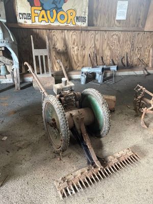un tracteur équipé d'une charrue, dans un garage