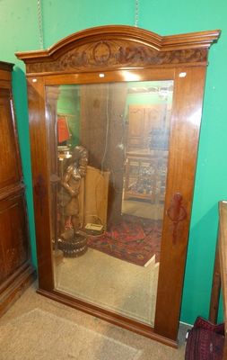 un miroir accroché au mur d'une pièce