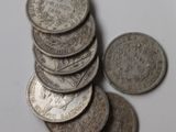 une pile de pièces posées les unes à côté des autres sur une table