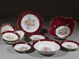 un ensemble d'assiettes et de bols posés sur une table