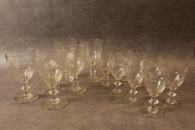 un grand nombre de verres à vin posés sur une table