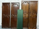 trois portes en bois situées les unes à côté des autres