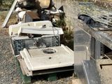 beaucoup de détritus par terre devant un immeuble