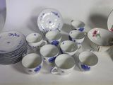 beaucoup de tasses et de soucoupes sur la table