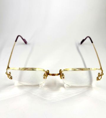 une paire de lunettes posée sur une surface blanche, avec un fond blanc