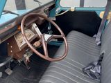 une petite voiture bleue avec un volant et un tableau de bord