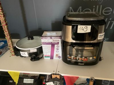 une photo d'une cafetière posée sur une étagère dans un magasin