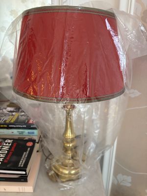 une lampe posée sur une table dans une pièce