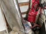 un tas de matériaux de construction posé sur une échelle