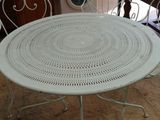 une table et des chaises dans une pièce, avec une machine à laver en arrière-plan