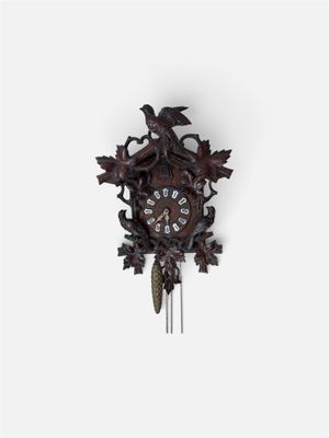une image représentant une horloge à coucou avec un oiseau sur son cadran