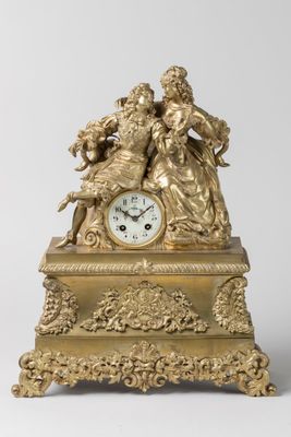 une horloge en or posée sur une table