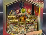 gros plan d'une boîte de cartes pokemon sur une table