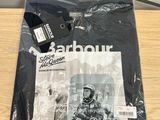 un t-shirt noir avec l'image d'un homme à moto