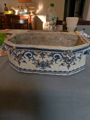 un bol bleu et blanc posé sur une table dans un salon