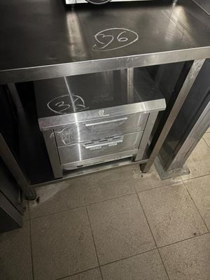 un micro-ondes posé sur un comptoir dans une cuisine