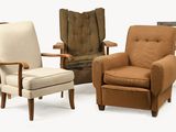 trois chaises et un fauteuil inclinable sont disposés en rangée