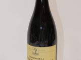 une bouteille de vin posée sur une table