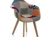 une chaise colorée avec une assise en patchwork et des pieds en bois