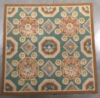 un gros plan d'un tapis posé sur un sol à motifs
