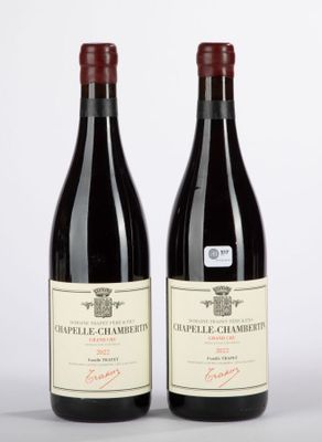 deux bouteilles de vin rouge posées l'une à côté de l'autre sur une table