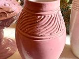 de nombreux vases posés sur une table