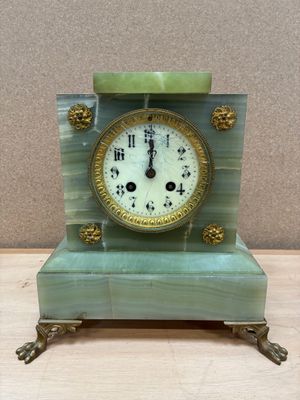 Pendule en pierre dure et bronze doré Cadran circulaire émai…