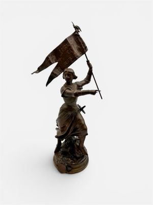 statue en bronze représentant une femme tenant un drapeau et un mât