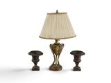 une paire de lampes de table anciennes en laiton avec abat-jours, sur fond blanc