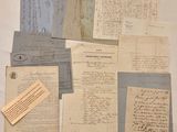 Plusieurs vieux papiers sont empilés les uns sur les autres sur une surface blanche