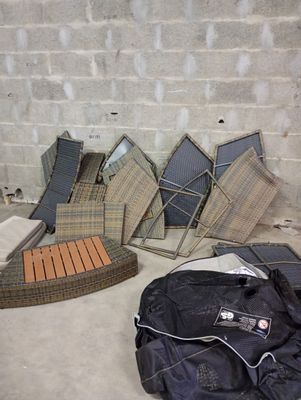 une pile de chaises et un sac par terre