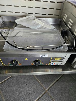 une grande friteuse posée par terre dans une cuisine